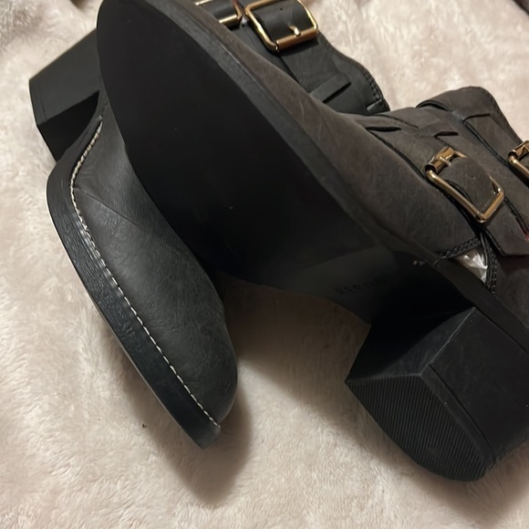 Bootys - Picture 2 of 3